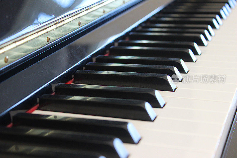 黑白钢琴键/键盘乐器的图像